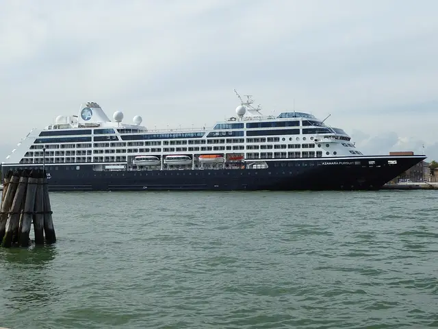 Azamara Pursuit navegando