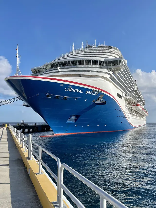Carnival Breeze navegando
