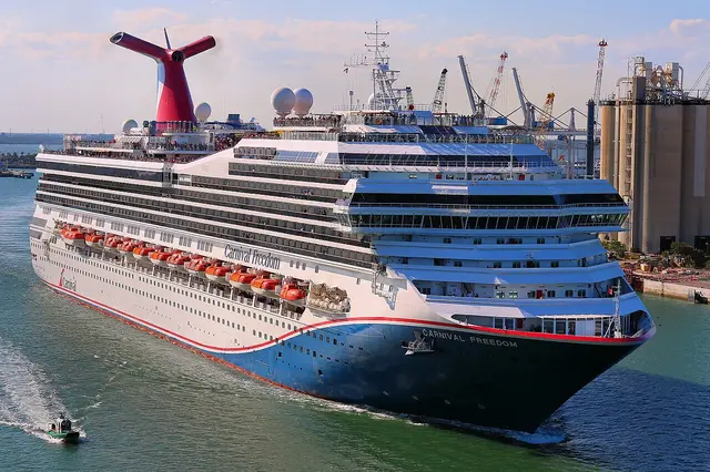 Carnival Freedom navegando