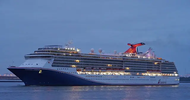Carnival Legend navegando