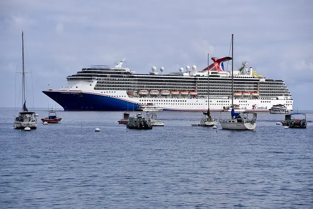 Carnival Miracle navegando