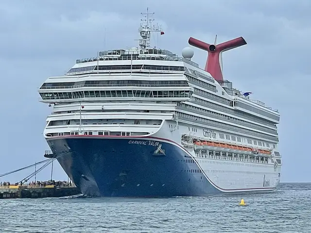 Carnival Valor navegando
