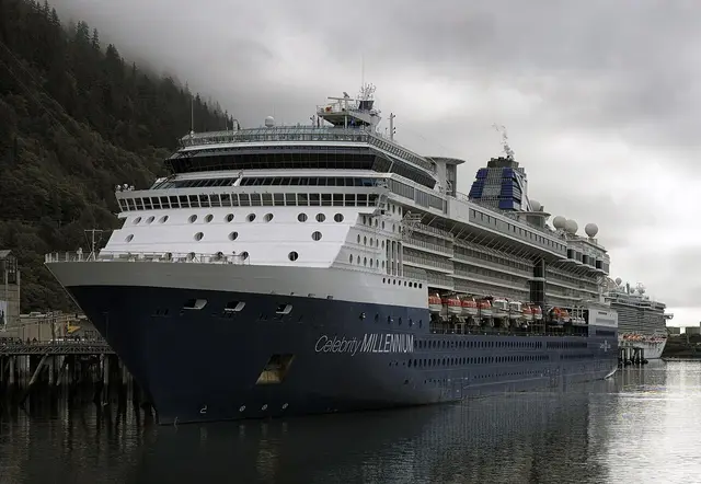 Celebrity Millennium navegando