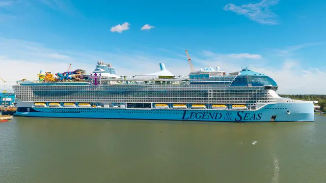 Legend of the Seas navegando