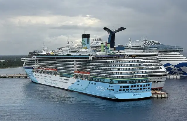Margaritaville at Sea Islander navegando