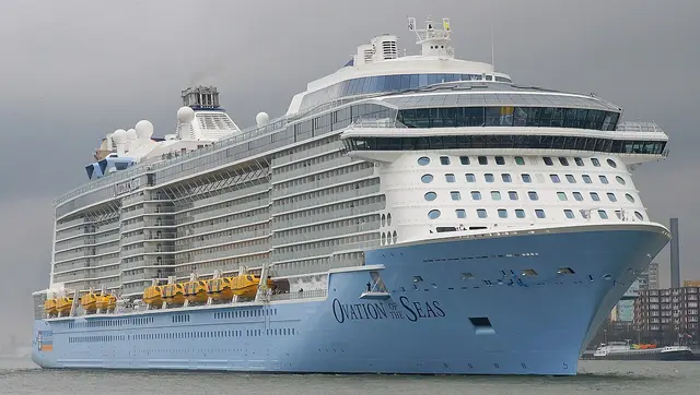 Ovation of the Seas navegando