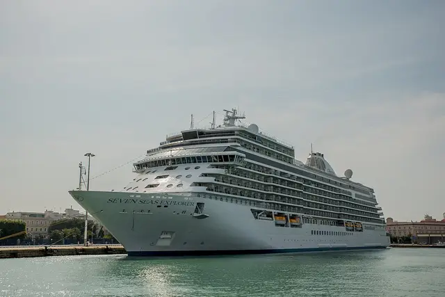 Seven Seas Explorer navegando