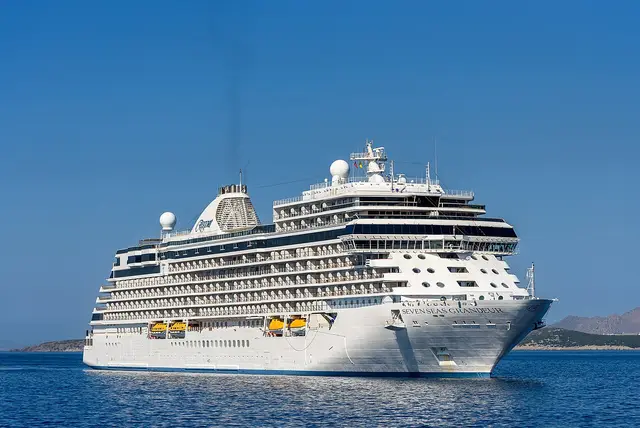 Seven Seas Grandeur navegando