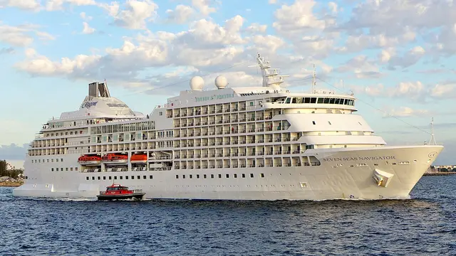 Seven Seas Navigator navegando