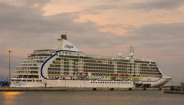 Seven Seas Voyager navegando